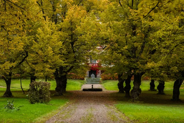 Loviisa, Finnland - 7. Oktober 2019: das Tor zum Schloss Malmgard. — Stockfoto