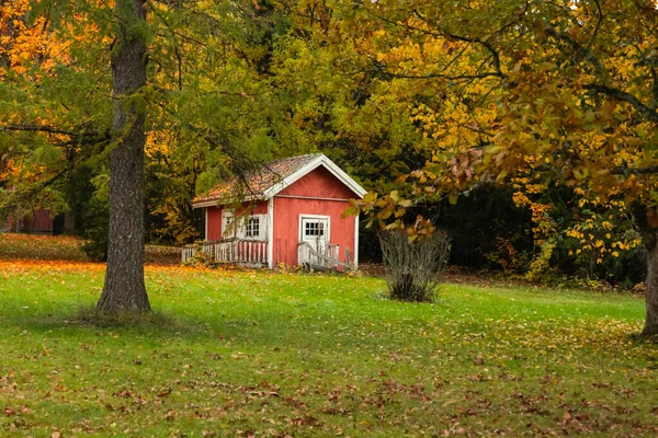 Loviisa, Finlandia - 7 de octubre de 2019: Pequeña casa de madera en la Manor House Malmgard . —  Fotos de Stock