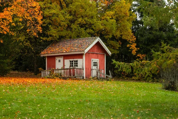 핀란드 의루 비사, 2019 년 10 월 7 일: 멜 가르드 저택에 있는 작은 목조 가옥. — 스톡 사진
