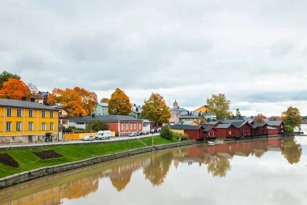 Porvoo, Finlandiya - 7 Ekim 2019: Porvoo, Finlandiya manzarası. Renkli ahşap binaları olan güzel sonbahar manzarası.
