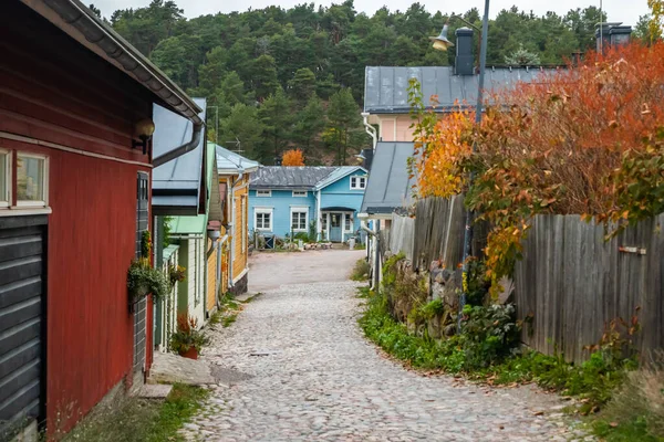 Straat van Old Porvoo, Finland. Prachtige stad herfst landschap met kleurrijke gebouwen. — Stockfoto