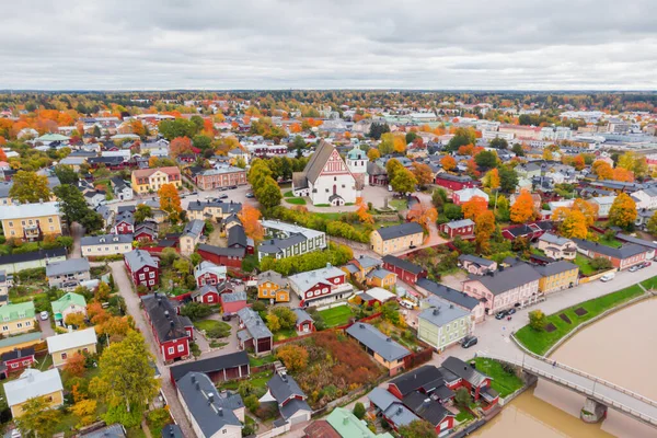 Vista aérea de otoño del casco antiguo de Porvoo, Finlandia. Hermoso paisaje de la ciudad con idílico río Porvoonjoki, antiguos edificios de madera de colores y la catedral de Porvoo . — Foto de Stock