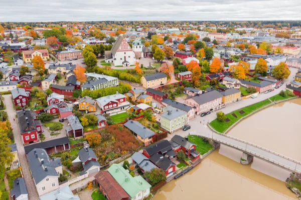 Vista aérea de otoño del casco antiguo de Porvoo, Finlandia. Hermoso paisaje de la ciudad con idílico río Porvoonjoki, antiguos edificios de madera de colores y la catedral de Porvoo . — Foto de Stock