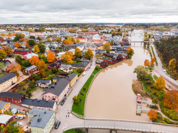 Vista aérea de otoño del casco antiguo de Porvoo, Finlandia. Hermoso paisaje de la ciudad con idílico río Porvoonjoki y viejos edificios de madera de colores . — Foto de Stock