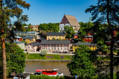 Porvoo, Finlandiya - 3 Haziran 2020: Porvoo Katedrali ve eski Porvoo kasabasının güzel panoramik manzarası