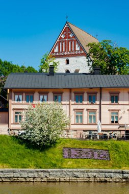 Porvoo, Finlandiya - 3 Haziran 2020: Porvoo Katedrali ve eski Porvoo kasabasının güzel panoramik manzarası
