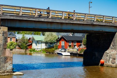 Porvoo, Finlandiya - 3 Haziran 2020: Köprü boyunca eski şehrin güzel manzarası