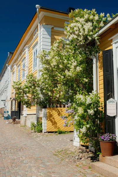 Porvoo Finlande Juin 2020 Belle Rue Avec Commerces Fleurs Fleuries — Photo