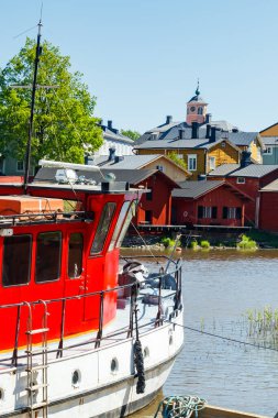 Güzel panoramik manzaralı eski kasaba ve kırmızı tekne