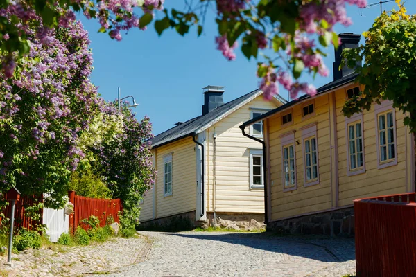 Krásná Ulice Starými Dřevěnými Domy Kvetoucím Šeříkem Starém Městě Porvoo — Stock fotografie