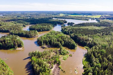 Finlandiya Kymijoki nehrinde hızlı Ahvionkoski 'nin yaz manzarası.