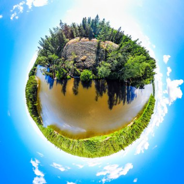 Finlandiya 'nın Kymijoki nehrinde hızlı Ahvionkoski' nin panorama tarzında üç boyutlu panoramik görüntüsü.