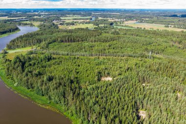 Finlandiya Kymijoki nehrinde hızlı Ahvionkoski 'nin havadan panoramik yaz manzarası.