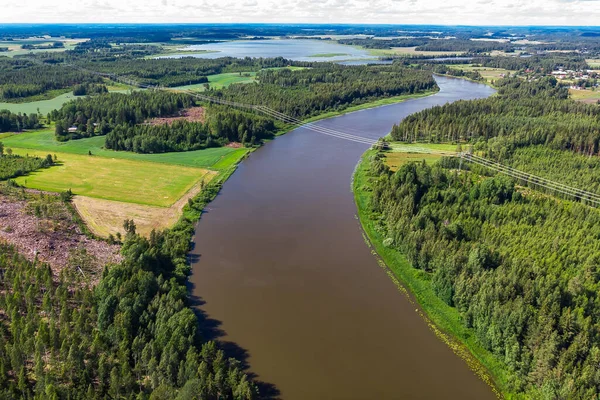 Finlandiya Kymijoki nehrinde hızlı Ahvionkoski 'nin yaz manzarası.