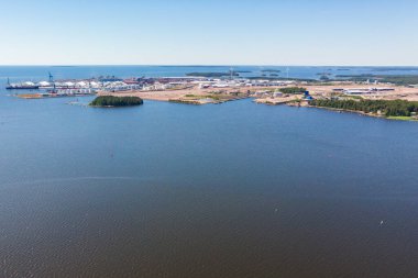 Baltık Denizi, Kotka, Finlandiya 'daki Mussalo adasının havadan panoramik yaz manzarası