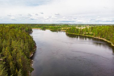 Finlandiya Kymijoki nehrinde hızlı Susikoski 'nin hava panoramik görüntüsü.