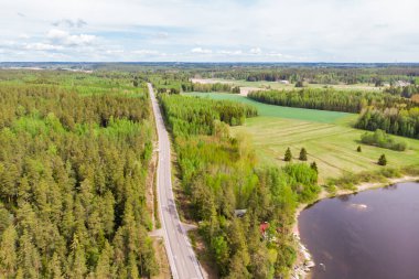 Finlandiya Kymijoki nehri yakınlarındaki Kouvola 'da havadan panoramik yol manzarası.