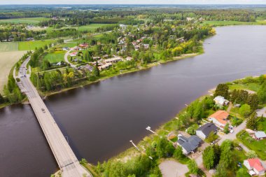 Finlandiya 'nın Kymijoki nehrindeki Inkeroinen kentindeki köprülerin havadan panoramik görüntüsü.