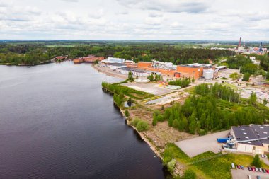 Finlandiya Kymijoki nehrindeki Inkeroinen kentinin hava panoramik görüntüsü.