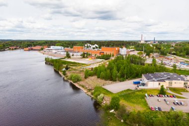 Finlandiya Kymijoki nehrindeki Inkeroinen kentinin hava panoramik görüntüsü.