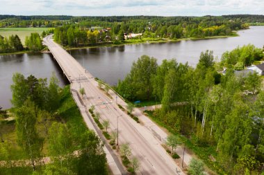 Finlandiya 'nın Kymijoki nehrindeki Inkeroinen kentindeki köprülerin havadan panoramik görüntüsü.