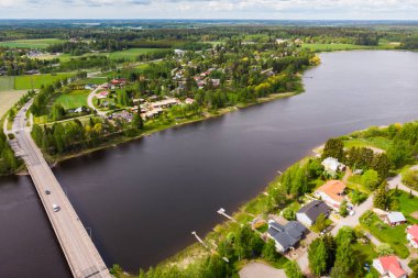 Finlandiya 'nın Kymijoki nehrindeki Inkeroinen kentindeki köprülerin havadan panoramik görüntüsü.