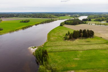 Finlandiya Kymijoki nehrinde hızlı Susikoski 'nin hava panoramik görüntüsü.