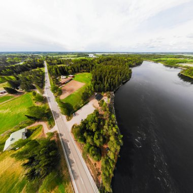 Finlandiya Kymijoki nehrinde hızlı Susikoski 'nin hava panoramik görüntüsü.