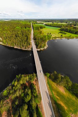 Finlandiya Kymijoki nehrinde hızlı Susikoski 'nin hava panoramik görüntüsü.