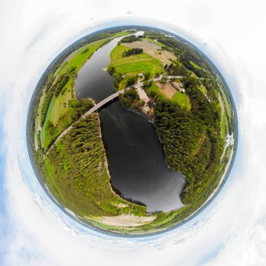 Finlandiya Kymijoki nehrinde hızlı Susikoski 'nin panorama tarzında üç boyutlu panoramik görüntüsü.