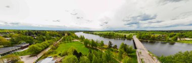 Finlandiya 'nın Kymijoki nehrindeki Inkeroinen kentindeki köprülerin havadan panoramik görüntüsü.