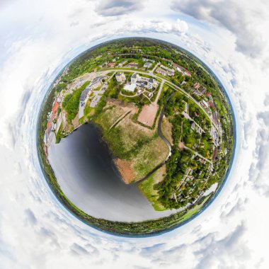 Finlandiya Kymijoki nehrindeki Inkeroinen kentinin üç boyutlu panoramik görüntüsü.