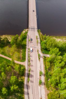Finlandiya 'nın Kymijoki nehrindeki Inkeroinen kentindeki köprülerin havadan panoramik görüntüsü.