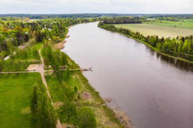 Finlandiya Kymijoki nehrindeki Inkeroinen kentinin hava panoramik görüntüsü.