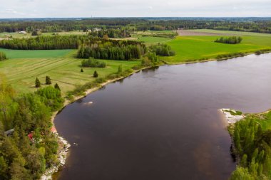 Finlandiya Kymijoki nehrinde hızlı Susikoski 'nin hava panoramik görüntüsü.