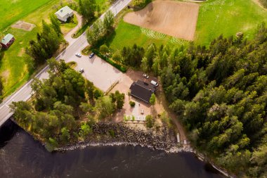 Finlandiya Kymijoki nehrinde hızlı Susikoski 'nin hava panoramik görüntüsü.
