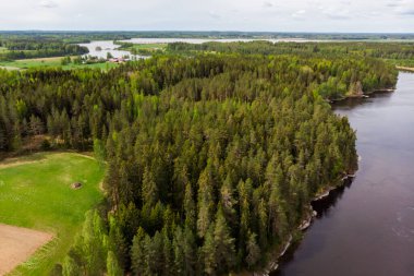 Finlandiya Kymijoki nehrinde hızlı Susikoski 'nin hava panoramik görüntüsü.