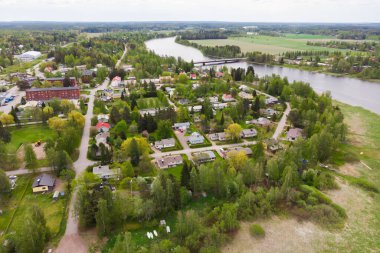Finlandiya Kymijoki nehrindeki Inkeroinen kentinin hava panoramik görüntüsü.