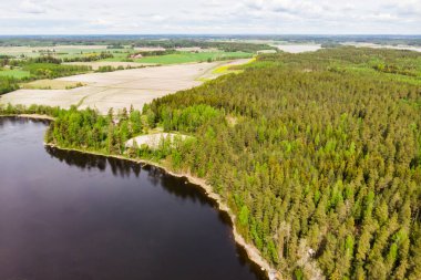 Finlandiya Kymijoki nehrinde hızlı Susikoski 'nin hava panoramik görüntüsü.