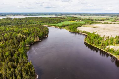Finlandiya Kymijoki nehrinde hızlı Susikoski 'nin hava panoramik görüntüsü.