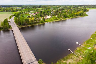 Finlandiya 'nın Kymijoki nehrindeki Inkeroinen kentindeki köprülerin havadan panoramik görüntüsü.
