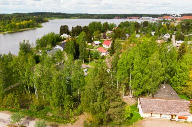 Finlandiya Kymijoki nehrindeki Inkeroinen kentinin hava panoramik görüntüsü.
