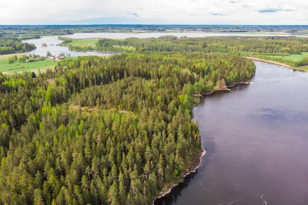 Finlandiya Kymijoki nehrinde hızlı Susikoski 'nin hava panoramik görüntüsü.