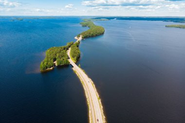 Paijanne Gölü üzerindeki Pulkkilanharju Tepesi 'nin havadan görünüşü, Paijanne Ulusal Parkı, Finlandiya.