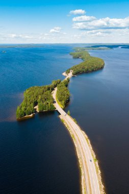 Paijanne Gölü üzerindeki Pulkkilanharju Tepesi 'nin havadan görünüşü, Paijanne Ulusal Parkı, Finlandiya.
