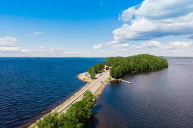 Paijanne Gölü üzerindeki Pulkkilanharju Tepesi 'nin havadan görünüşü, Paijanne Ulusal Parkı, Finlandiya.