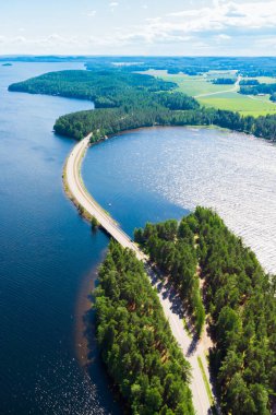 Paijanne Gölü üzerindeki Pulkkilanharju Tepesi 'nin havadan görünüşü, Paijanne Ulusal Parkı, Finlandiya.