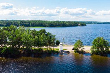Finlandiya 'daki Paijanne Gölü, Paijanne Ulusal Parkı' ndaki Pulkkilanharju Tepesi 'ndeki deniz fenerinin havadan görünüşü.