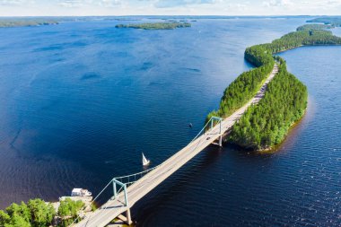 Paijanne Gölü, Paijanne Ulusal Parkı 'ndaki Pulkkilanharju Tepesi' ndeki Karisalmi Köprüsü 'nün havadan görüntüsü..