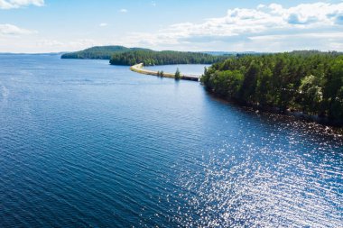 Paijanne Gölü üzerindeki Pulkkilanharju Tepesi 'nin havadan görünüşü, Paijanne Ulusal Parkı, Finlandiya.